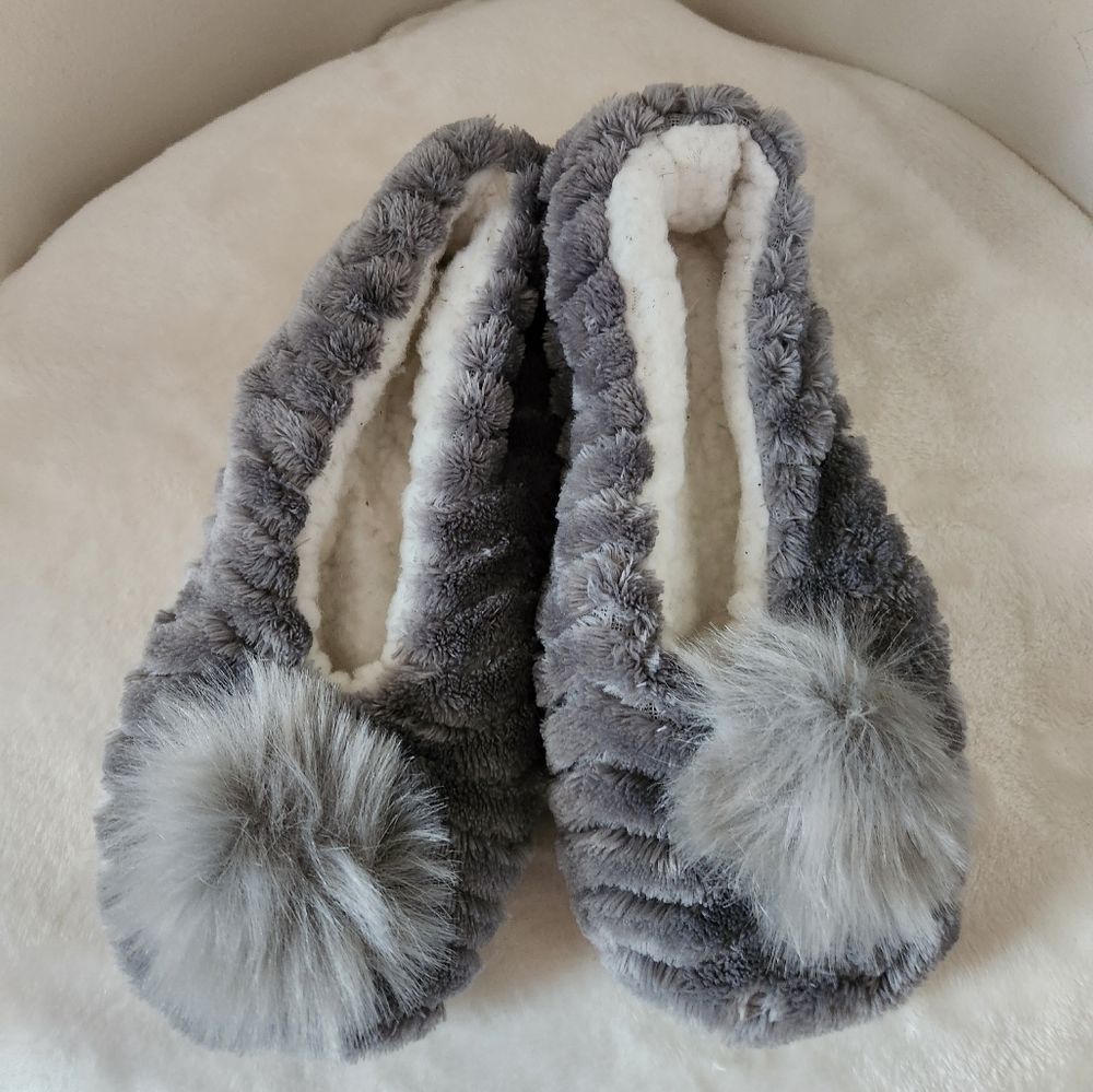 🪷5/$25 Pom Pom Ballerina Slippers Gray White S/M Like New